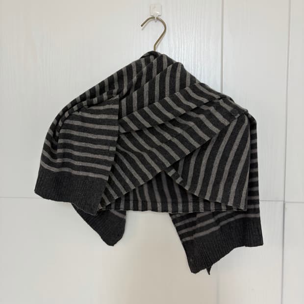 일본. 줄무늬 머플러 또는 숄 