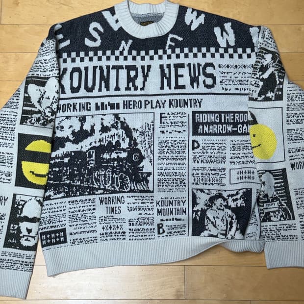 캐피탈 8G 니트 뉴스페이퍼 패턴 크루 스웨터 키나리