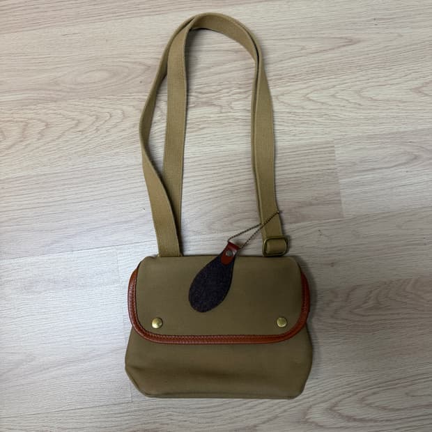 브래디백 AVON mini 크로스백 카키