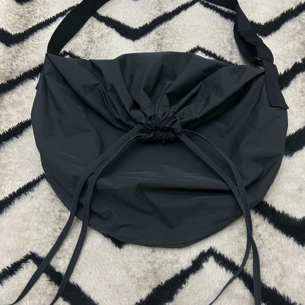 유니클로U 스트링 크로스백/다크그레이