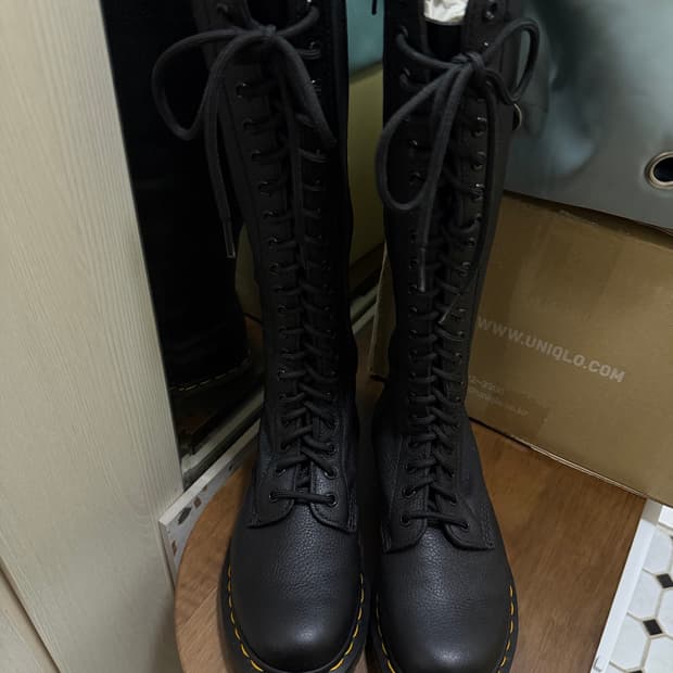 닥터마틴 1B60 20홀 240