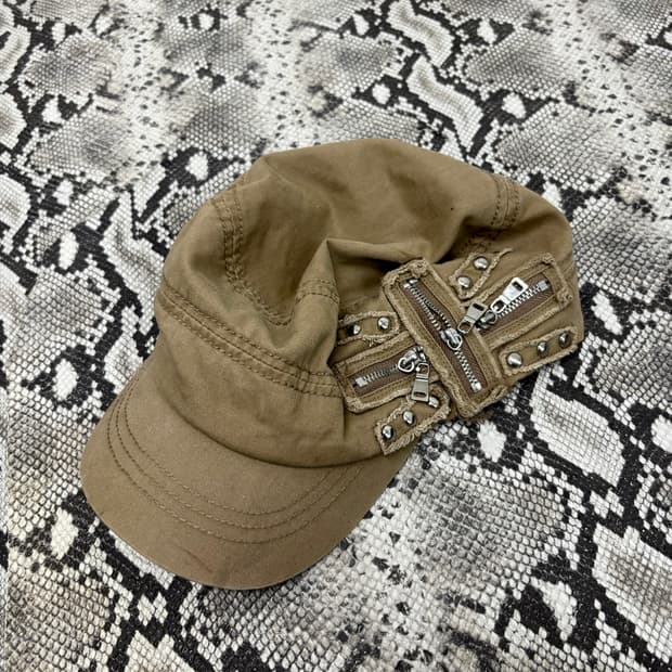 “Vintage” 00’s Design Zipper Detail Cap