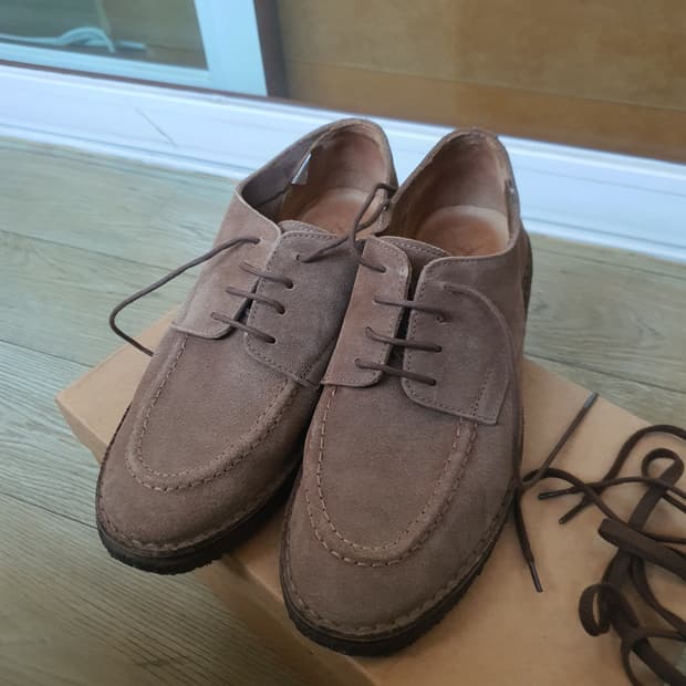 드레익스(Drake's)의 스웨이드 목토 더비 슈즈입니다