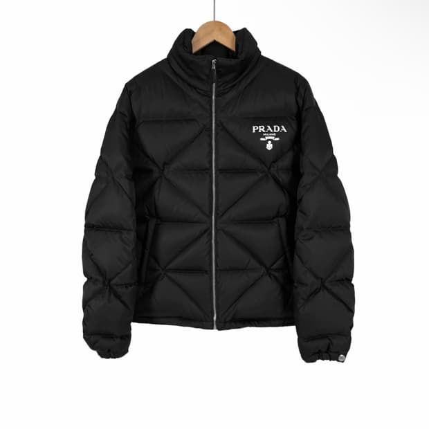 [M] 프라다 남성 리나일론 로고 퀄팅 하이넥 개버딘 숏 패딩 자켓 블랙