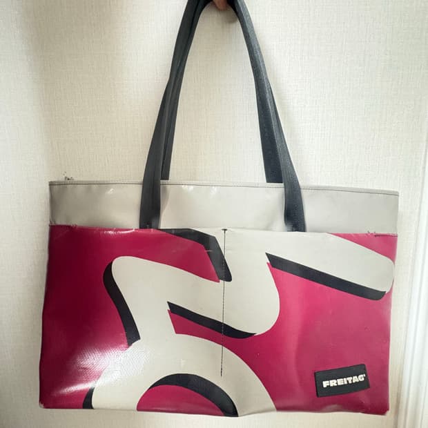 프라이탁 스털링 유니크한 마젠타 컬러