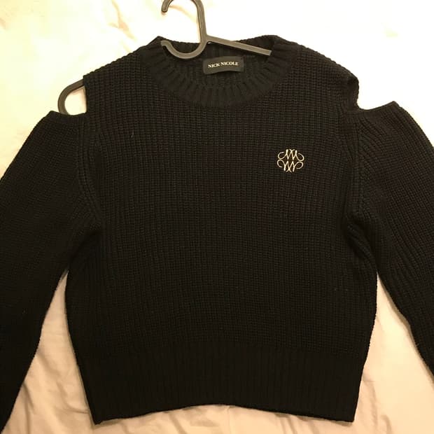 닉앤닉콜 오프숄더 니트 블랙 검정