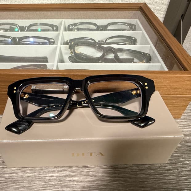 디타 데트론 안경