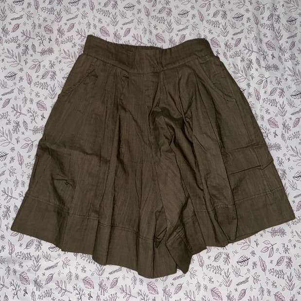 KHAKI SKORT