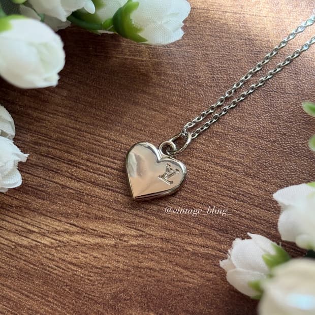 루이비통 하트 음각로고 실버 목걸이