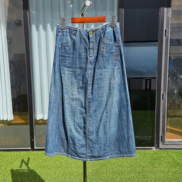 리바이스 엔지니어드 데님 스커트