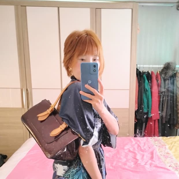 당신의 일상에 우아함을 더해줄 특별한 루이비통 베르니 숄더백