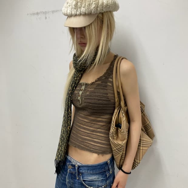 (CRVX)00’s Distressed Knit Henley Tank T