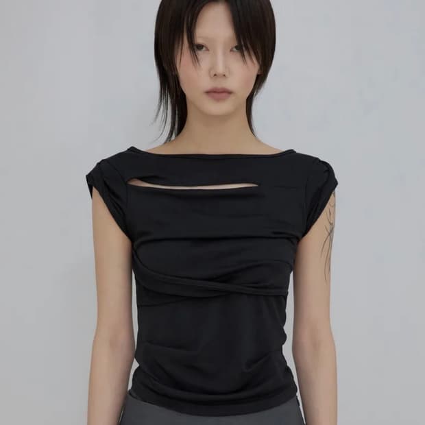 플레어업 Asymmetrical Draped Roll-Up T-Shirt