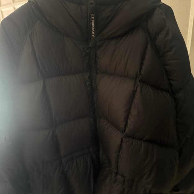 C.P. 컴퍼니 D.D. 쉘 후드 미디엄 다운 자켓 블랙 - 24FW