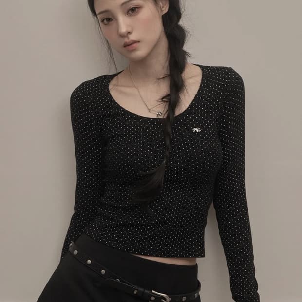 카키포인트 도트 U neck t-shirt