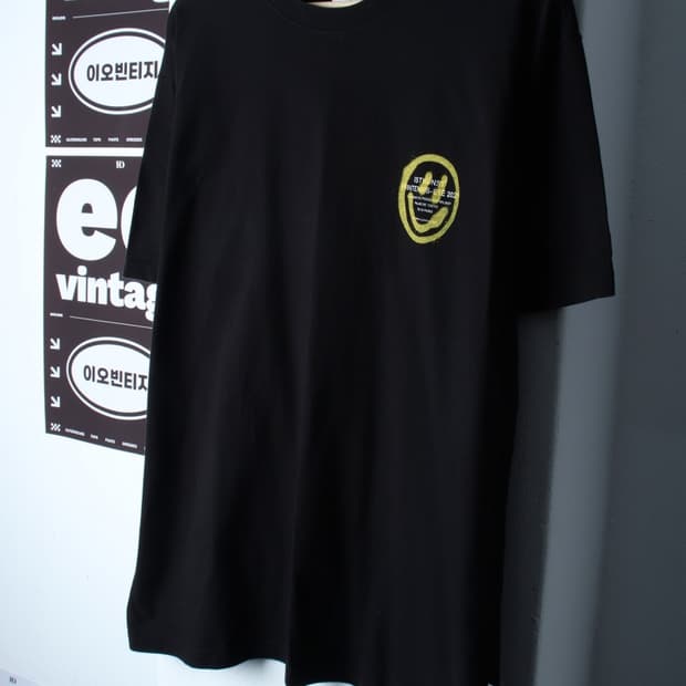 (M-XL) 이스트쿤스트 반팔 티셔츠 스마일그래픽 블랙-H3H33894
