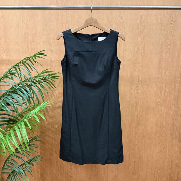 꾸레쥬 스퀘어넥 슬리브리스 A라인 원피스 바디 패널 절개 디테일 블랙