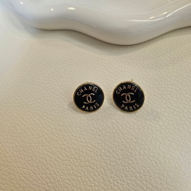 샤넬 단추 CC로고 블랙 귀걸이 업사이클링