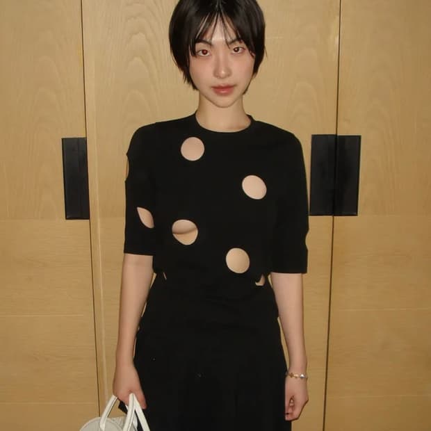 마조네 HOLE DETAIL T-SHIRT_BLACK