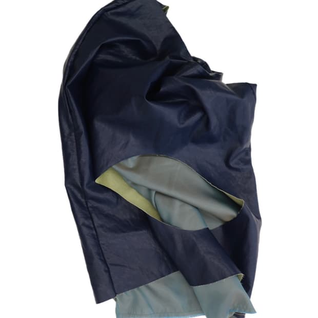 푼크툼 “O" skirt on blue