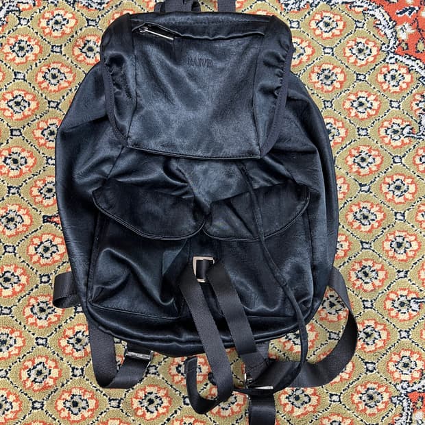 [OS] 레이브(RAIVE) 보닛 새틴 백팩 블랙