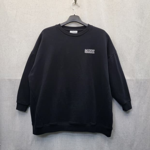GANNI 블랙 로고 맨투맨