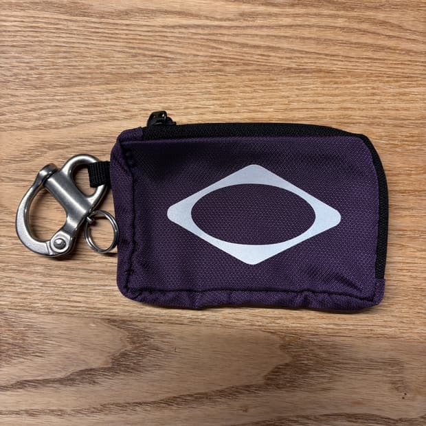 미스치프 롬버스 카라비너 파우치 퍼플