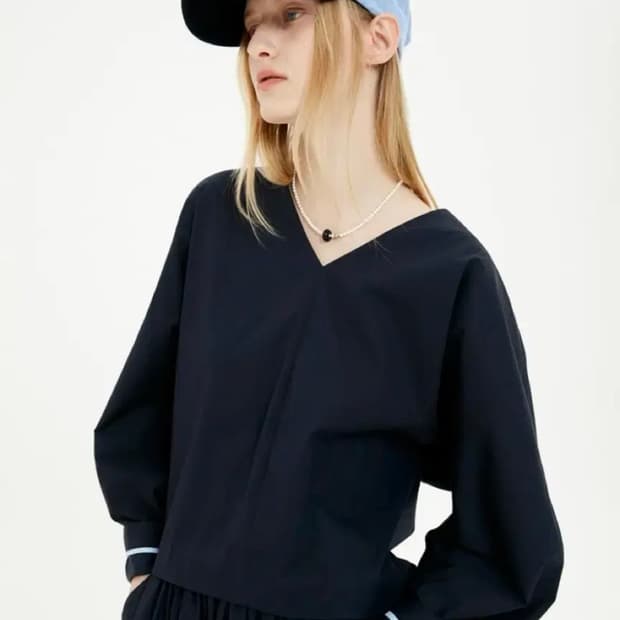 문선 MOONSUN 코튼 브이넥 블라우스