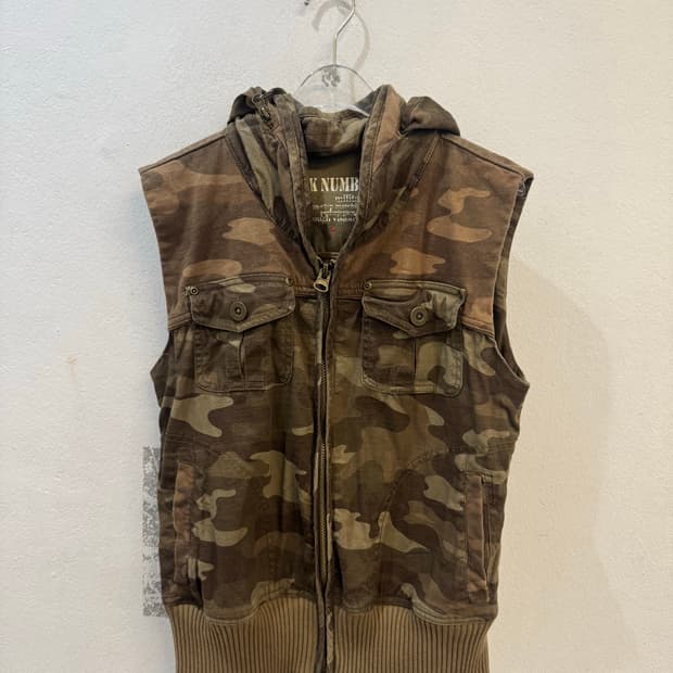 BACK NUMBER Camouflage hoodie vest