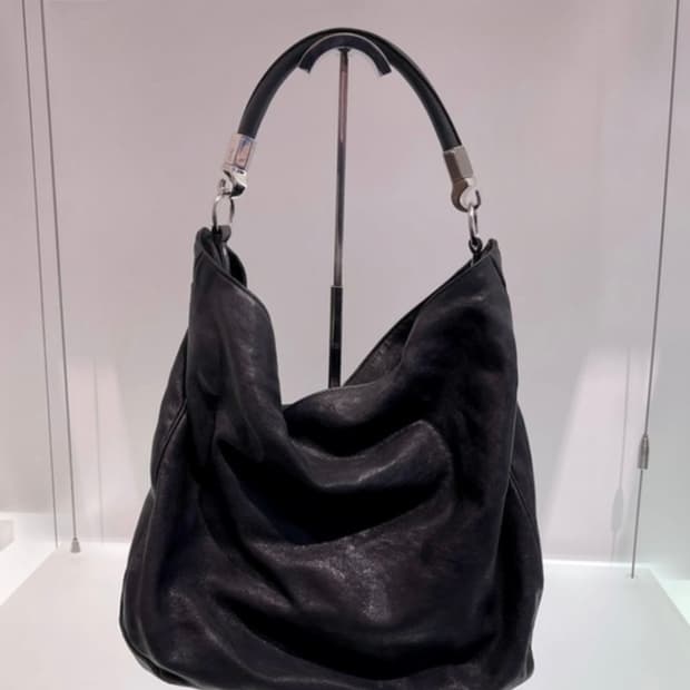 입생로랑 그레인 글로시 레더 호보백