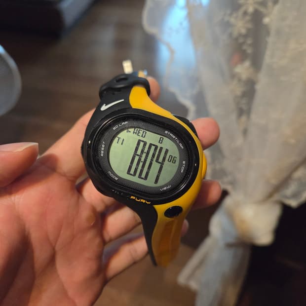 나이키 TRIAX FURY 시계