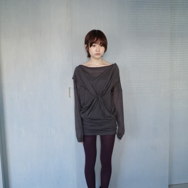 인앤양인하모니 드레이프 탑 다크그레이