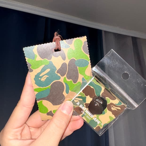 베이프 핀 뱃지