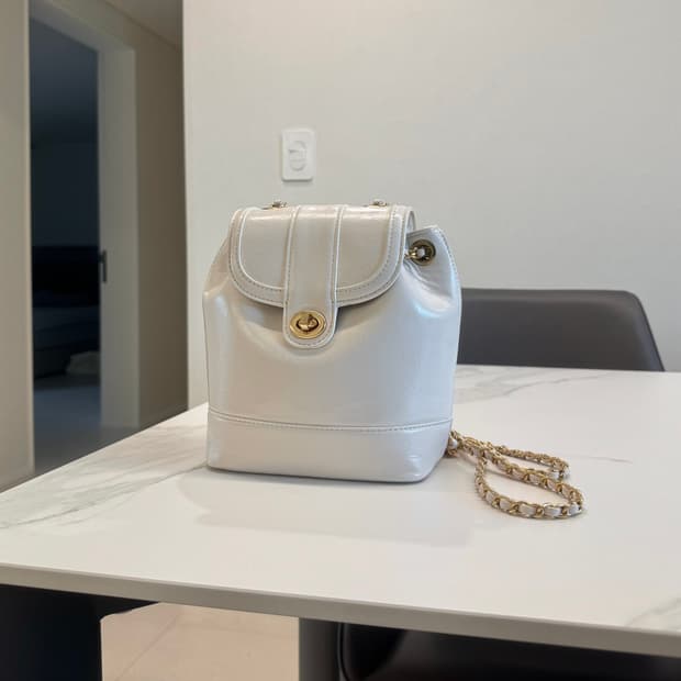 미니 금장 골드 체인 백팩 아이보리