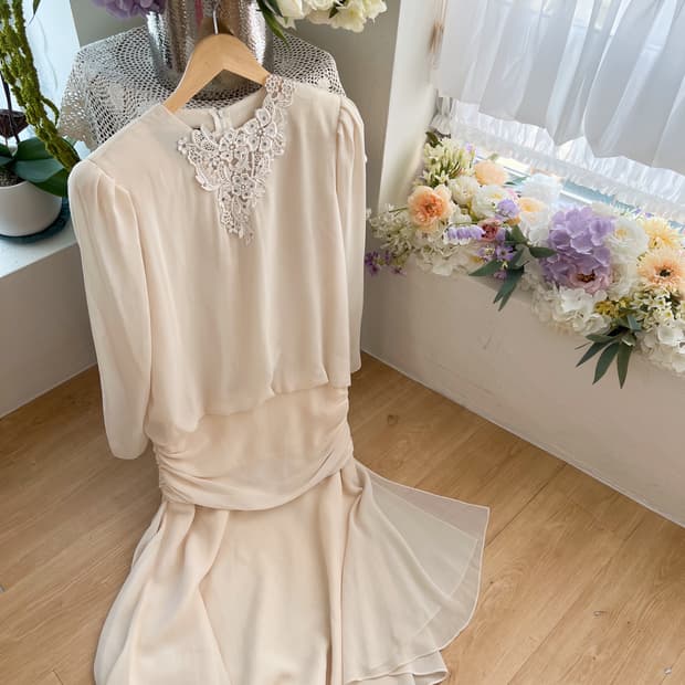 언발 레이스 넥 허리셔링 쉬폰 롱 원피스