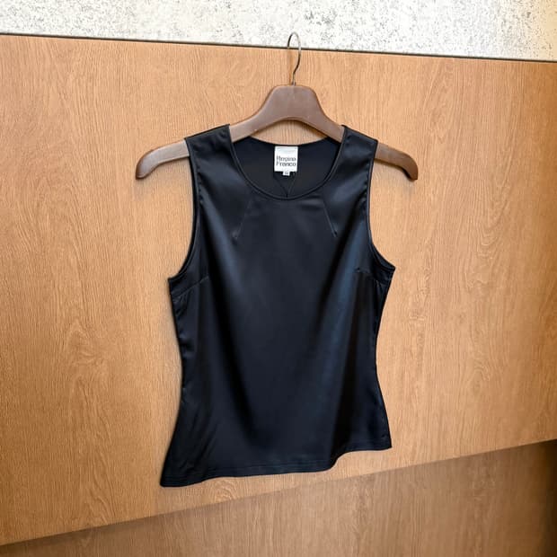 빈티지 라운드넥 슬리브리스 탑 절개 디테일 슬림핏 블랙