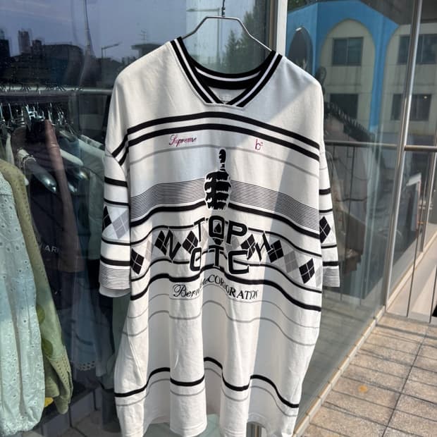 Vintage Supreme Judge Round T