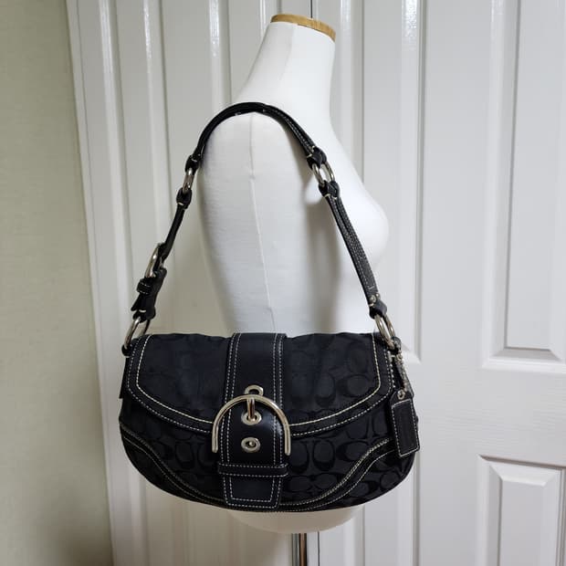 코치 버클 숄더백