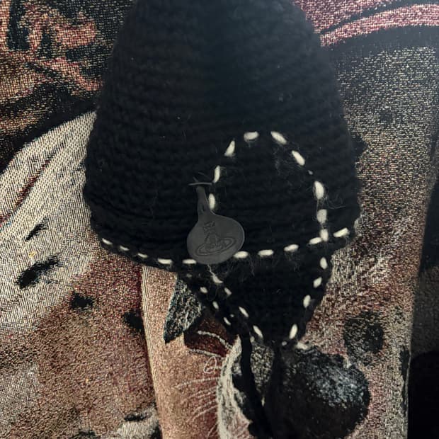 비비안웨스트우드 이어플랩 비니