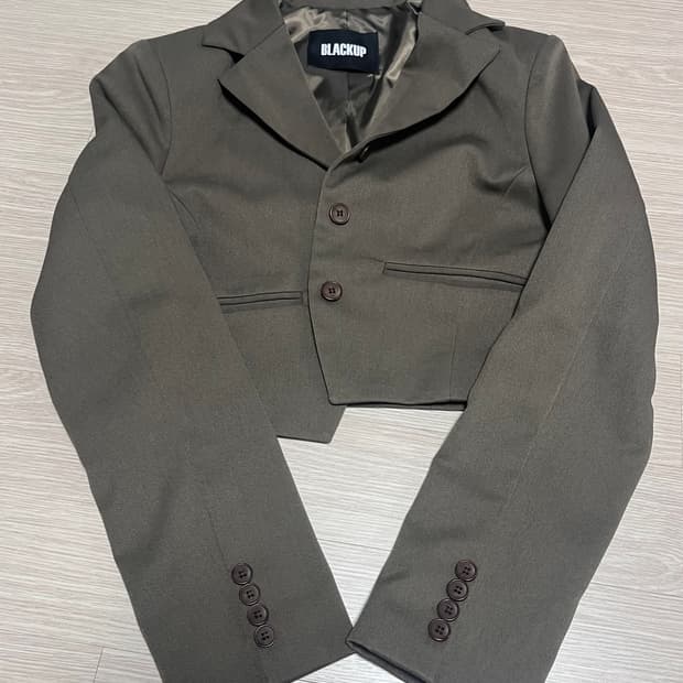 블랙업 크롭 자켓