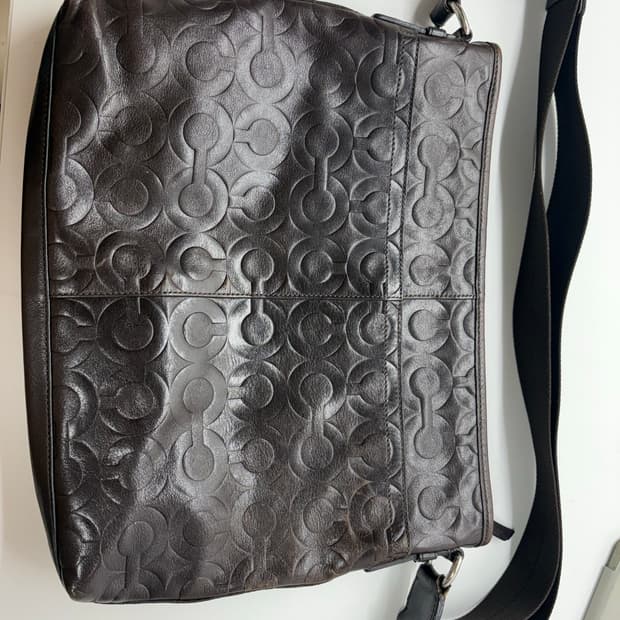 코치 엠보스드 가죽 오프셋 시그니처 크로스백 (COACH Embossed