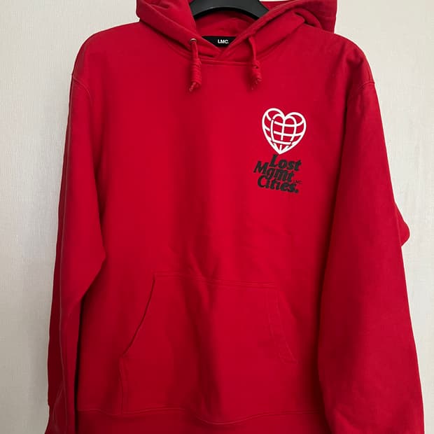 LMC Lost Management Cities 하트 글로브 후디 레드