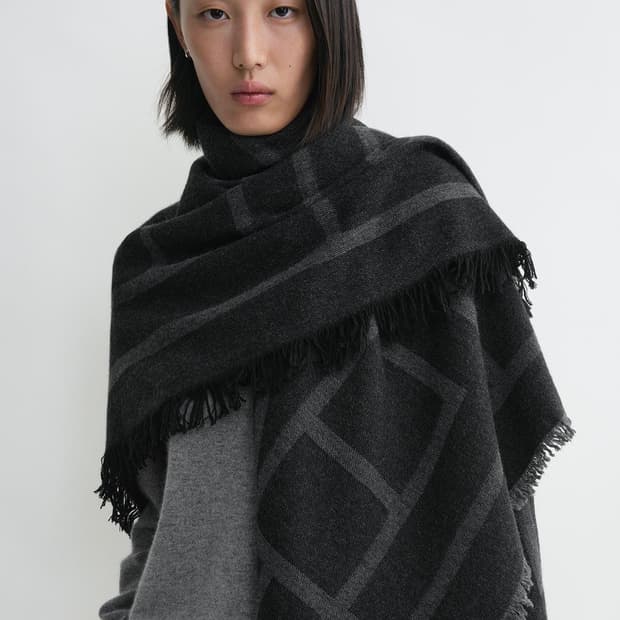 토템 모노그램 울 캐시미어 스카프 다크 그레이