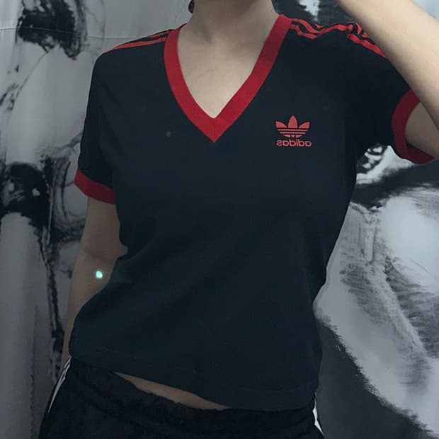 아디다스 블랙/레드 V넥 반팔 크롭 티셔츠