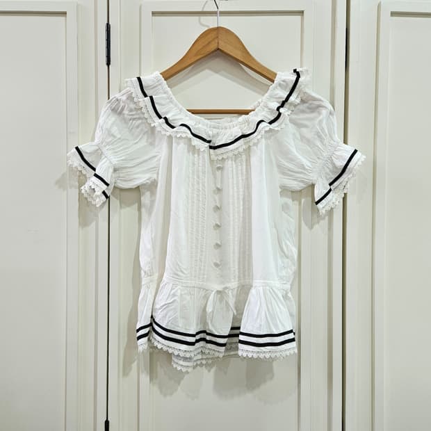 화이트 레이스 셔링 블라우스