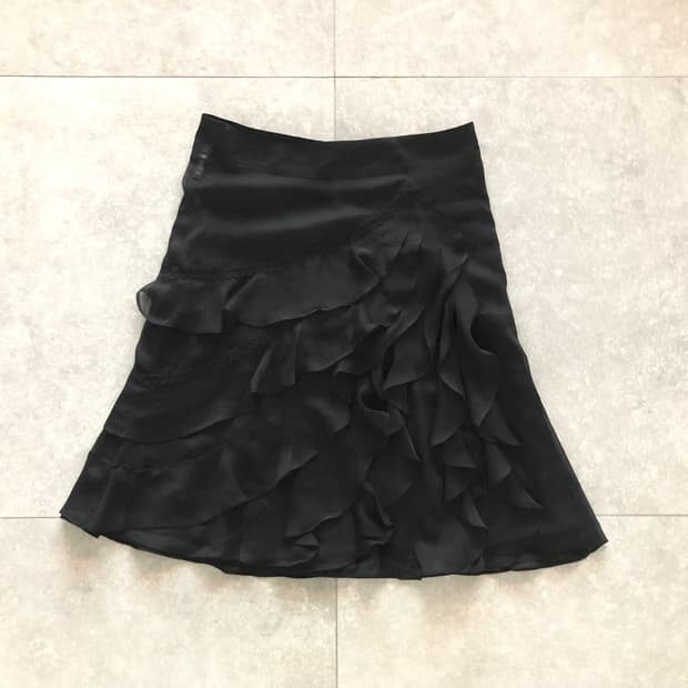 블랙 프릴 미디 스커트