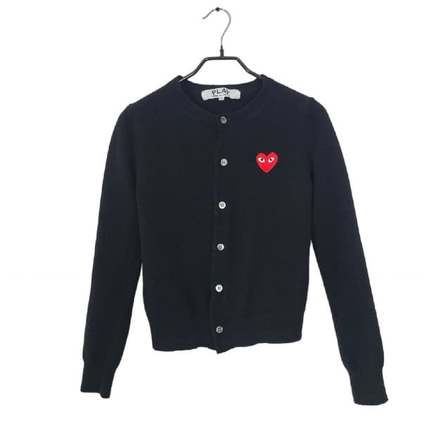 꼼데가르송 여성 라운드넥 플레이 가디건 레드와펜 블랙