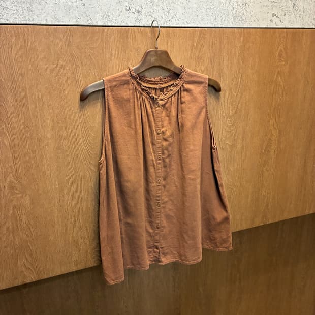 빈티지 하이넥 슬리브리스 블라우스 프릴 디테일 브라운 k241