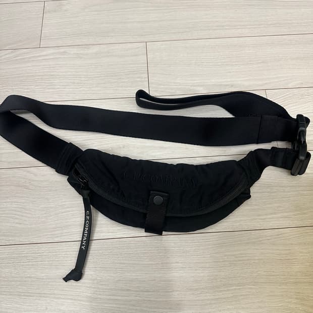Cp company 힙색 크로스백