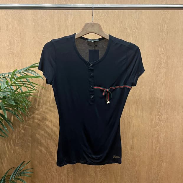 구찌 반팔 티셔츠 헨리넥 사이드 리본 밑단 로고 프린팅 디테일 네이비